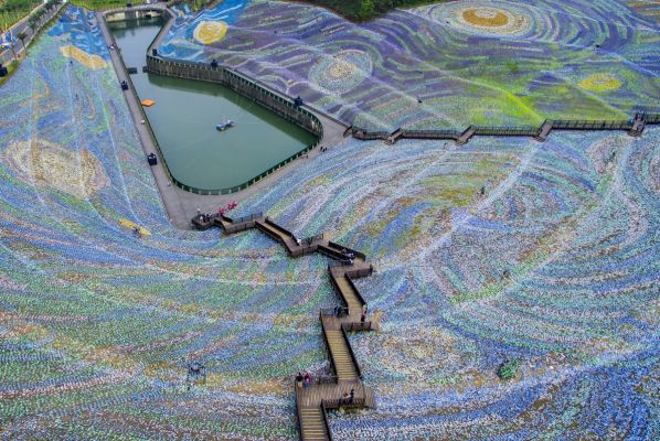 Use PET bottles to paint on the ground like Van Gogh